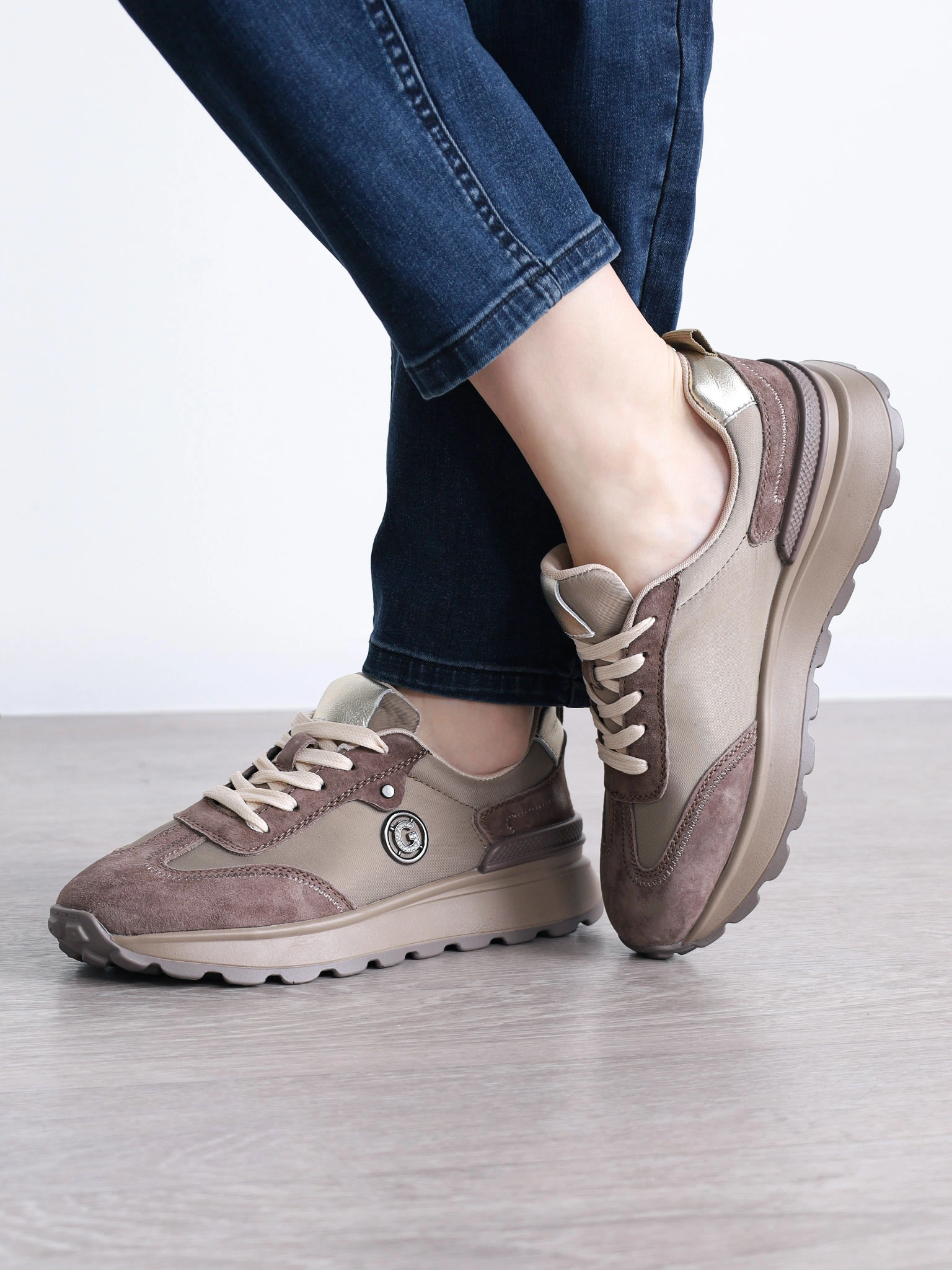 Кроссовки комбинированные коричневого цвета с рельефным протектором